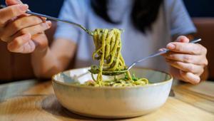 Pesto soslu makarnanın lezzetini arşa çıkarıyor Tok tutan malzeme