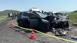 Ardahanda feci kaza İki araç çarpıştı, 4 kişi hayatını kaybetti