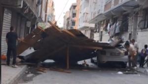 Fırtına az daha can alıyordu Çocuklar uçan çatının altında kalmaktan son anda kurtuldu