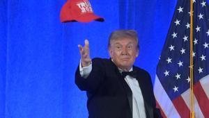 ABD Başkanı Trump aniden cebinden çıkardı, salondakiler neye uğradığını şaşırdı Dördüncüsü yolda