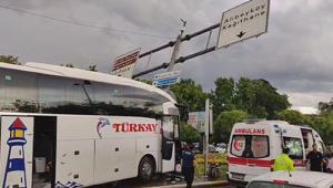 Eyüpsultanda yolcu otobüsü otomobile çarptı Yaralılar var
