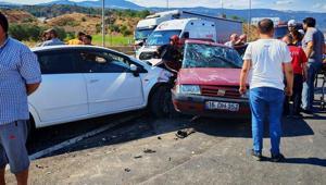 Pamukova’da 2 otomobil çarpıştı 1’i ağır 7 yaralı
