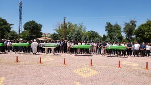 Tatil yolu faciaya döndü Aynı aileden 5 kişi yan yana toprağa verildi