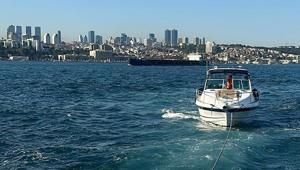 İstanbulda Kız Kulesi önlerinde sürüklenen tekne kurtarıldı