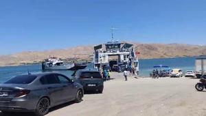 Keban Baraj Gölü’nde feribotta panik İskeleye yanaşacağı sırada yakıtı bitti, rüzgârla sürüklendi