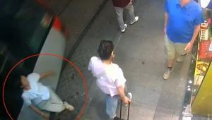 İstanbul’da tramvay yayaya çarptı Kaza kamerada: Bölge esnafından dikkat çeken iddia