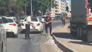 İzmir’de akılalmaz anlar Elindeki paralar deste deste yola saçıldı: Trafik durdu