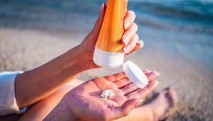 Güneş kremi sürerken yapılan hata cildi yaşlandırıyor Dermatologlardan kritik uyarı