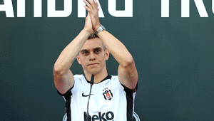Beşiktaşa Trossard müjdesi Hradec Kralove maçı öncesi takıma katılıyor