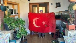 Kıbrıs Barış Harekatının izlerini taşıyan Türk bayrağının yaraları sarılacak