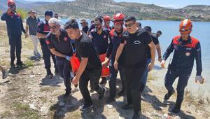 Uzaktan kumandalı yemleme botunu kurtarmak için suya girdi, balçığa saplanıp öldü