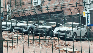 İstanbulda sıfır araçların üzerinde duvar çöktü