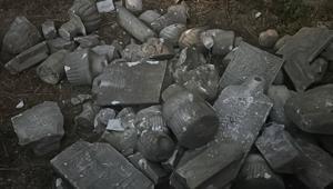 İstanbulda tarihi mezarlıkta vandallık 7’si tekme ve taşla parçalandı: İnşallah cezalarını bulurlar