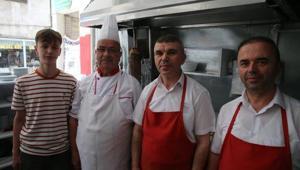 58 yıldır aynı tezgâhta Dede, oğulları ve torunu omuz omuza çalışıyor
