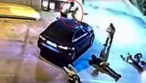 Çarptığı yaralıları ezip kaçan sürücü yakalandı Kaputuna düşen çocuğu indirip yola devam etti