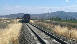 Afyonkarahisarda trenin çarptığı tarım aracındaki 1 kişi öldü, 2 kişi yaralandı