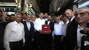 Bakan Kuruma Kahramanmaraşta yeniden ihya edilen Kapalı Çarşının sembolik anahtarı verildi