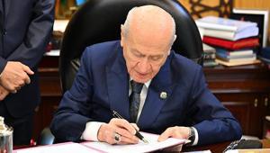 Son dakika... Bahçeli, çerçeve yasa teklifini imzaladı