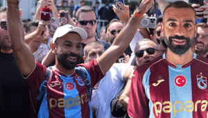 Mohamed Salah İstanbula geldi Taraftara üçlü çektirdi