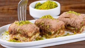 Sütlü soğuk baklava nasıl yapılıyor Kahvaltılık gevreği toz haline getirin: Sırrı şerbette