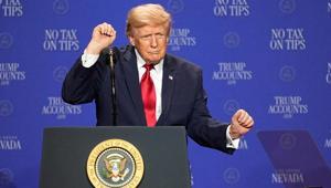 ABD Başkanı Trump sahnedeyken neye uğradığını şaşırdı Hızla harekete geçti, salondan kahkahalar yükseldi