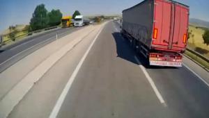 Freni boşalan TIR, refüjü aşarak karşı yöne geçti Korkunç kaza kamerada