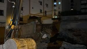 Çekmeköyde inşaatın istinat duvarı çöktü; 5 katlı bina tahliye edildi