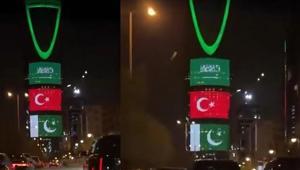 Geceyi aydınlatan ittifak Türkiye, Suudi Arabistan ve Pakistan bayrakları simge yapılarda