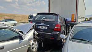 Karayolunu duman kapladı 13 araçlık zincirleme kaza