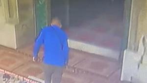 Fatihte camide 450 bin liralık hırsızlık Namaz kılarken çantasını çaldılar: Güvenlik kamerası her şeyi kaydetti