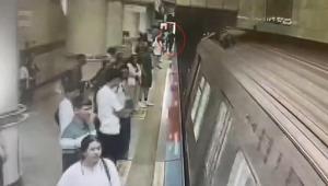 Görme engelli genç raylara düştü Şişlide metro istasyonunda korku dolu anlar kamerada