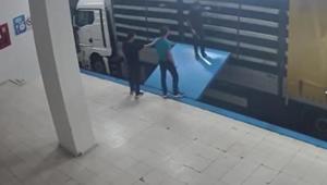 Sınır kapısında film gibi kaçış Suç örgütü üyesi tırın gizli bölmesinde yakalandı