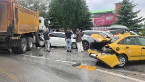Erzurumda feci kaza 10 araç birbirine girdi: 5 yaralı