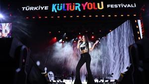 Simge Sağın Malatyayı salladı Konser alanında renkli görüntüler