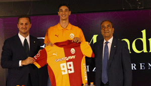 Galatasarayda Efe Mandıracı için imza töreni düzenlendi Hayalini kurduğum formayı giyeceğim