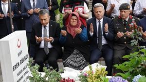 Şehit Eren Bülbül, kabri başında anıldı: İyi ki böyle bir evlat doğurdum