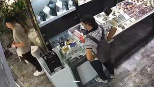 Kuyumcuda 580 bin liralık bilezik hırsızlığı Kaçarken kapıya çarptı, esnaf peşine düştü
