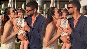 Berk Oktay ve eşi Yıldız Çağrı Atiksoydan mutlu aile tablosu