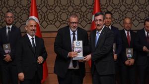 Anadolu Medya Ödülleri sahiplerini buldu Yılın Gazete Genel Yayın Yönetmeni Ödülü Özay Şendire