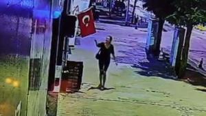 Türk bayrağını çakmakla ateşe verip uzaklaştı Bayrağa saldıran kadını, kameralar kaydetti