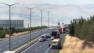 Silivride tarlada başlayan yangın rüzgarın etkisiyle büyüdü TEM otoyolunda trafik durdu