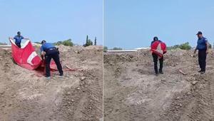 Duygulandıran bayrak hassasiyeti Molozların arasından çıkarıldı