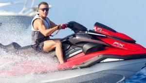 Macronun son fotoğrafına tepkiler çığ gibi büyüyor Fransa yanarken jet ski keyfinde