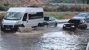 Adana’da sağanak ve fırtına hayatı felç etti Çatı uçtu, alt geçit kapandı