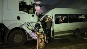 Hatay’da feci kaza İşçi servisi tırla kafa kafaya çarpıştı: 1 ölü, 15 yaralı