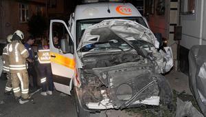 İstanbulda ambulans ile otomobilin çarpışması sonucu 3 sağlık çalışanı yaralandı