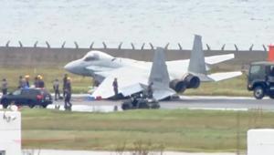 F-15 savaş uçağı pistte yan yattı Acil iniş sonrası büyük panik