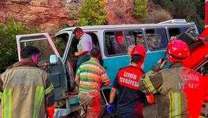 İzmir’de tarım işçilerini taşıyan minibüs kaza yaptı: 1 ölü, 8 yaralı