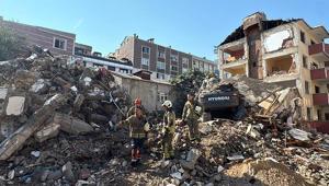 Küçükçekmece’de yıkım sırasında korkunç kaza Bina iş makinesinin üzerine devrildi; operatör enkaz altında kaldı