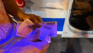 Bursada aracın üzerinde bulduğu çantadaki 30 bin TLyi polise teslim etti